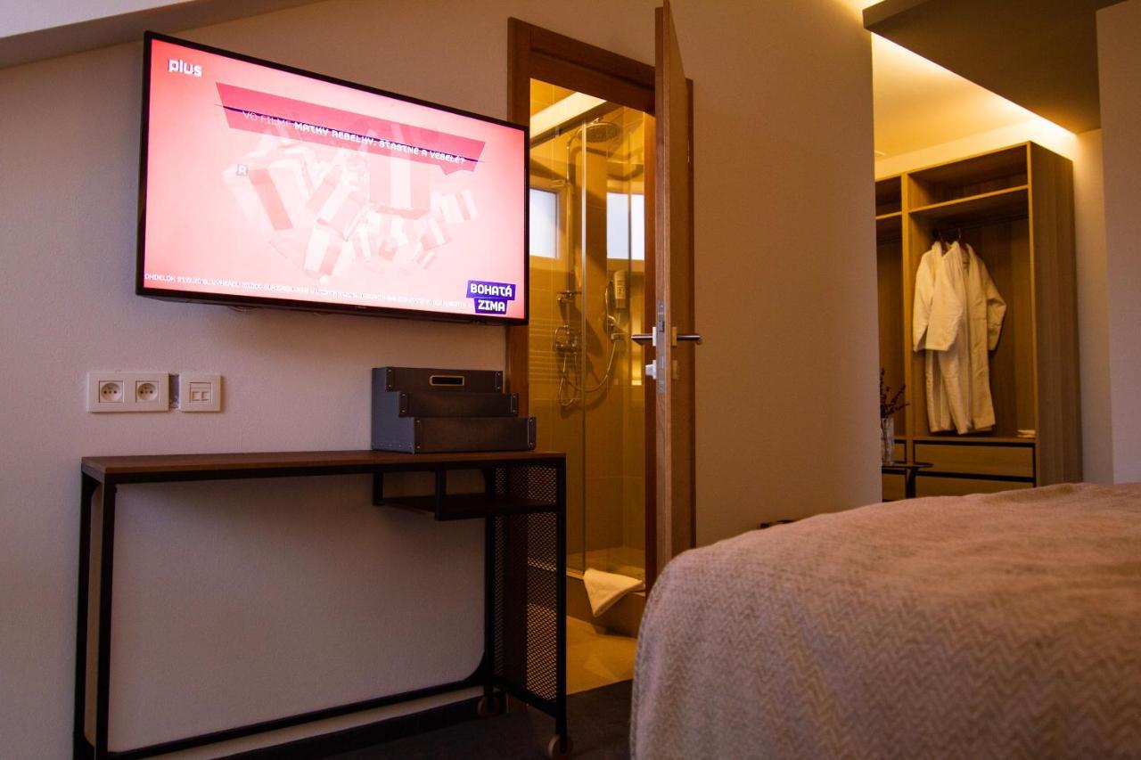 Hotel Marathon Senec Bagian luar foto